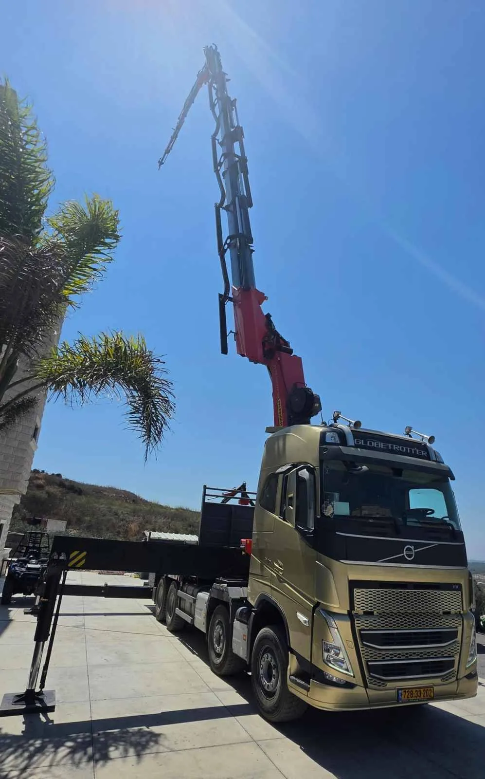 משאית מנוף עם זרוע מורמת לגובה