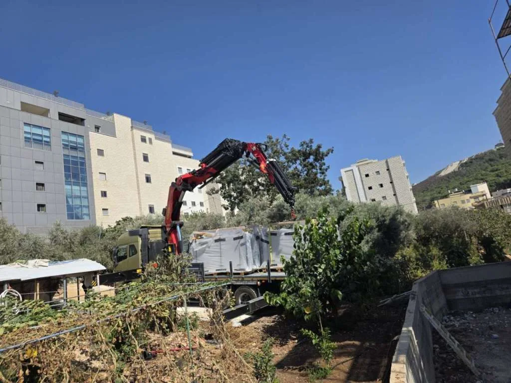 מנוף עובד בין בניינים באזור מגורים