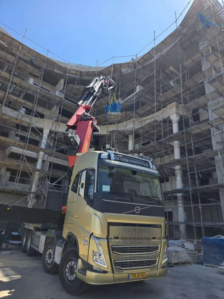 משאית מנוף בתוך מבנה מעוגל בבנייה