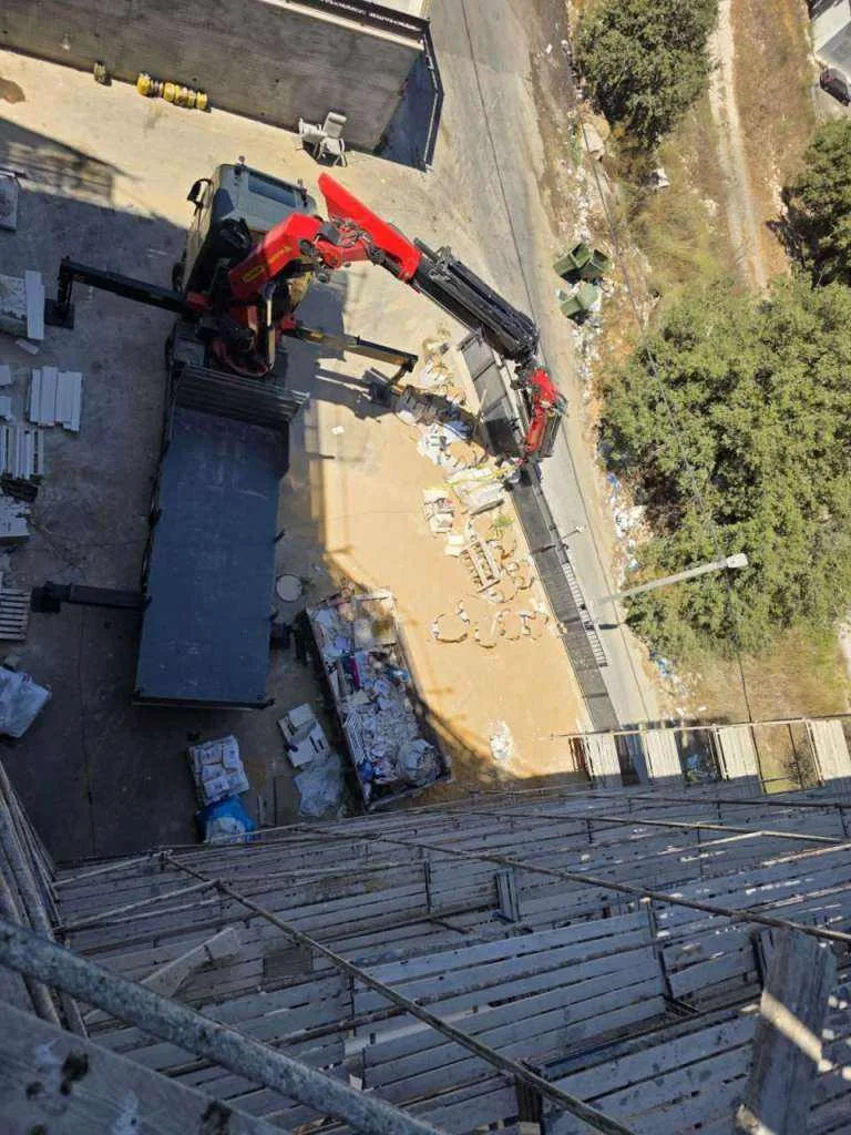 איך בוחרים מנוף מתאים לפרויקט, לפי משקל, גובה ותנאי גישה
