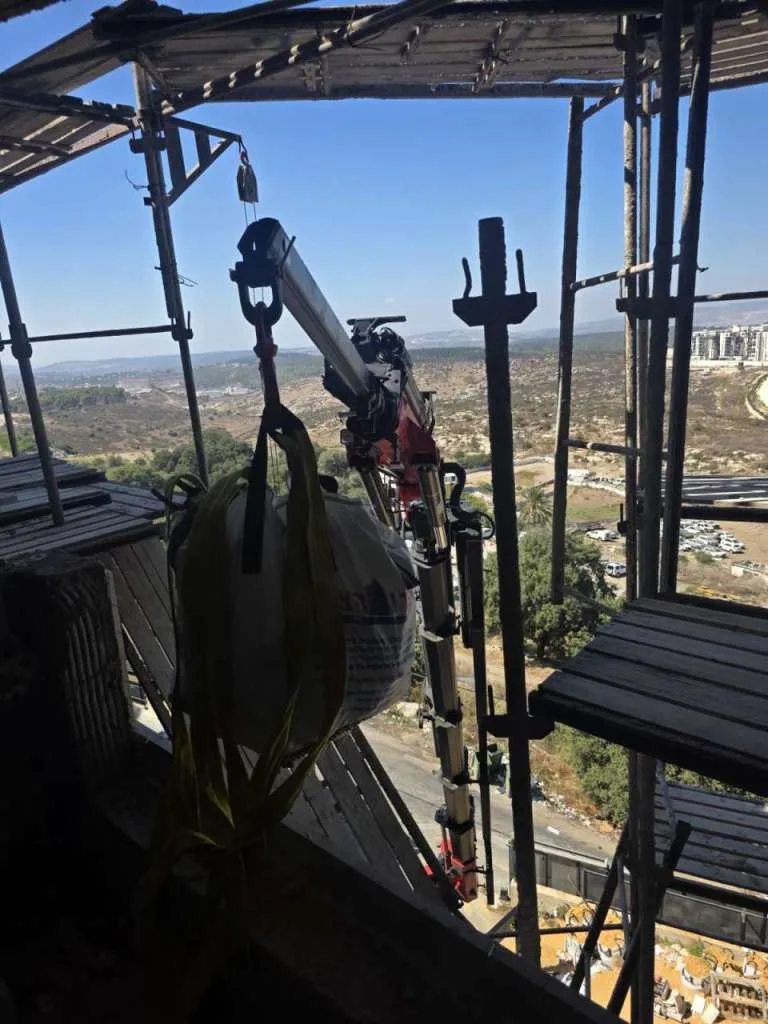 וו המנוף ליד פיגומים בגובה באתר בנייה